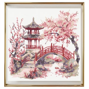 Peut inclure: Un pont rouge mène à une pagode dans un jardin japonais. La pagode est entourée d'arbres de cerisiers en fleurs roses.