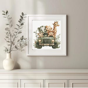K&ouml;nnte beinhalten: Ein Aquarellbild eines gr&uuml;nen Jeeps mit vier tierischen Passagieren. Die Tiere sind eine Giraffe, ein L&ouml;we, ein Elefant und ein Tiger. Der Jeep ist von gr&uuml;nem Laub umgeben.