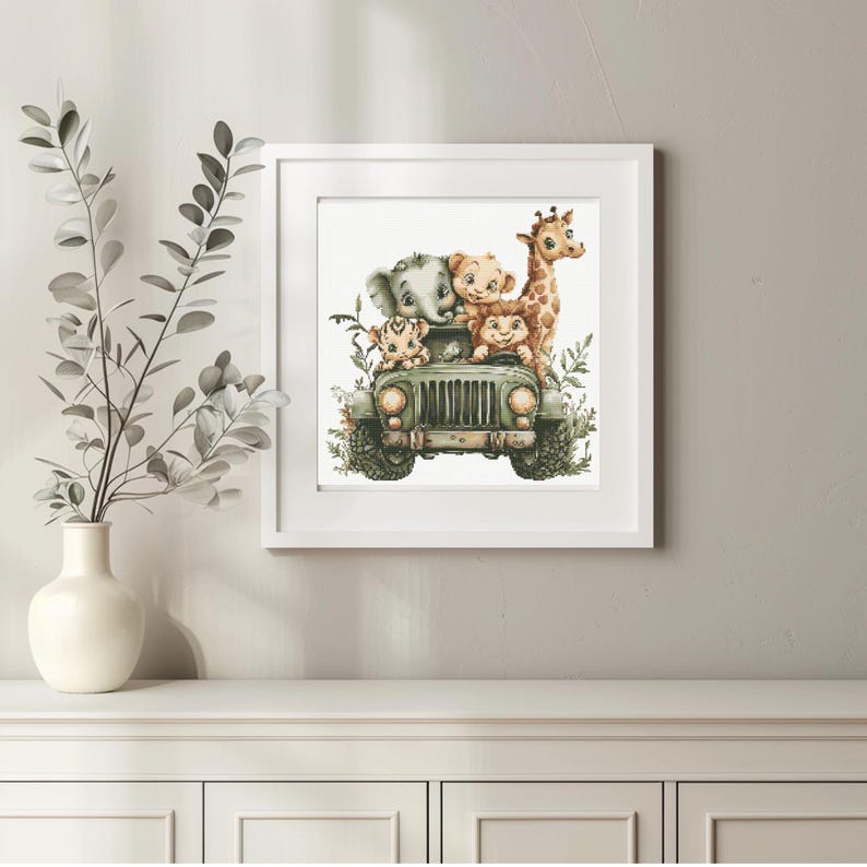 K&ouml;nnte beinhalten: Ein Aquarellbild eines gr&uuml;nen Jeeps mit vier tierischen Passagieren. Die Tiere sind eine Giraffe, ein L&ouml;we, ein Elefant und ein Tiger. Der Jeep ist von gr&uuml;nem Laub umgeben.
