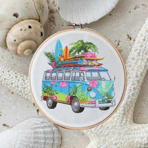 Könnte beinhalten: Ein blauer und weißer Vintage-Van mit Surfbrettern und Gepäck auf dem Dach. Der Van ist mit tropischen Blumen und Pflanzen verziert. Der Van steht auf einem weißen Hintergrund.