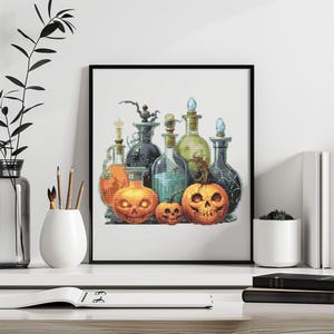 Könnte beinhalten: Ein gerahmtes Kreuzstichbild mit Halloween-Motiven. Das Kunstwerk zeigt mehrere Glasflaschen mit verzierten Stöpseln und drei geschnitzte Kürbisse. Die Flaschen sind mit verschiedenen Flüssigkeiten gefüllt, und die Kürbisse haben leuchtende Augen.