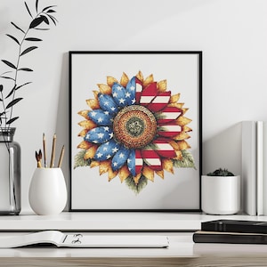 Puede incluir: Impresión enmarcada de un girasol con pétalos diseñados como la bandera estadounidense. El lado izquierdo presenta pétalos azules con estrellas blancas, y el lado derecho tiene pétalos a rayas rojas y blancas. El centro es marrón y verde detallado. La obra de arte está en un marco negro.