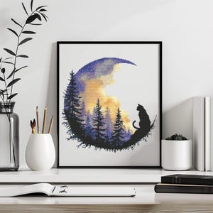Può includere: Stampa artistica incorniciata con la silhouette di un gatto nero appollaiato su una luna crescente. La luna è riempita da un cielo stellato e da una foresta di pini. La tavolozza dei colori include blu, giallo e nero.