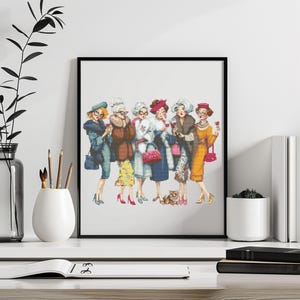 Peut inclure: Une impression encadrée représentant six femmes élégantes dans des tenues vintage. Les femmes portent des manteaux, des robes et des chapeaux, avec des accessoires comme des sacs à main et des lunettes. L'œuvre est une illustration colorée.