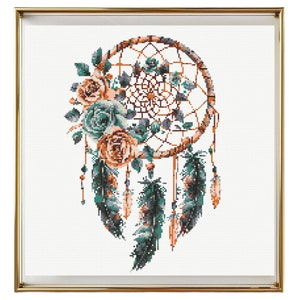 Pode incluir: Um apanhador de sonhos com uma moldura de contas marrons e brancas, decorado com rosas cor de pêssego e turquesa e penas.