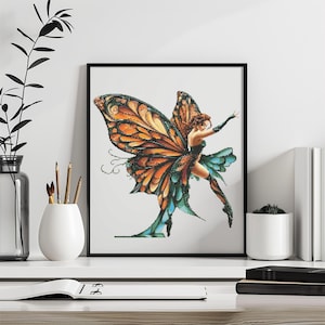 Könnte beinhalten: Ein gerahmter Druck einer Fantasy-Illustration mit einer Frau mit Flügeln. Die Flügel sind eine Mischung aus Orange, Braun und Blau. Die Frau trägt ein schwarzes Outfit und hat lange braune Haare.