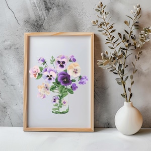 Op de afbeelding: Een ingelijst afdruk van een aquarel van een boeket paarse, witte en gele viooltjes in een heldere glazen vaas.