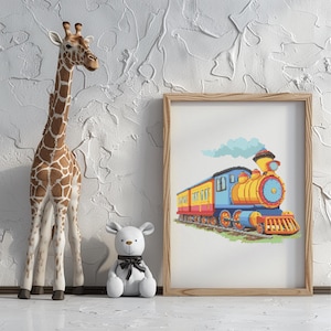 Puede incluir: Una impresión enmarcada de un colorido tren de dibujos animados con una locomotora azul, vagones amarillos y una bocanada de humo azul. Una figura de jirafa y un oso de peluche blanco con un lazo negro están junto a la impresión enmarcada.