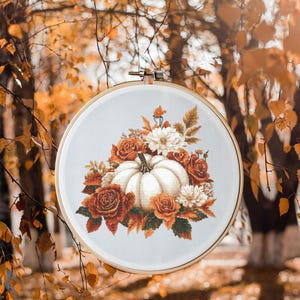 Patrón de punto de cruz de calabaza Descarga instantánea en PDF - Calabaza blanca Acuarela Punto de cruz Bordado a mano Patrón floral de Halloween Otoño