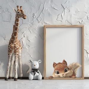 Op de afbeelding: Een houten giraf speelgoed met bruine en witte markeringen staat naast een witte teddybeer met een zwarte strik. Een ingelijste print toont een cartoon eekhoorn die achter het frame vandaan gluurt. De achtergrond is een getextureerde witte muur.
