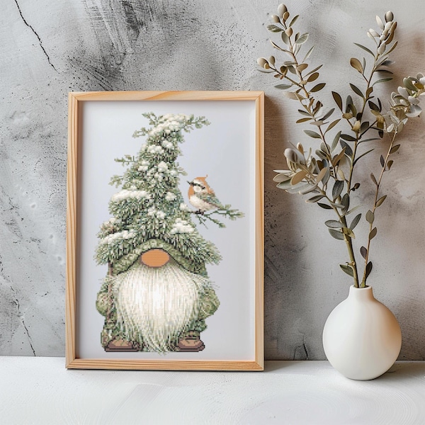 Wzór haftu krzyżykowego Gnom do pobrania w formacie PDF – leśny krasnal akwarelowy, haft krzyżykowy, zabawny, zimowy wzór leśnego krasnala