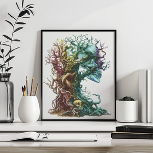 Può includere: Un teschio colorato con rami che crescono da esso, che ricorda un albero. Il teschio è di colore blu scuro, verde e viola, mentre i rami sono un mix di marrone, verde e giallo.