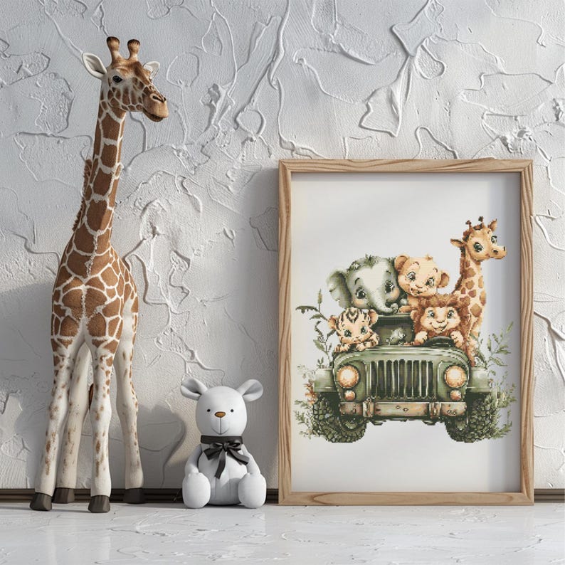 K&ouml;nnte beinhalten: Eine gerahmte Illustration eines gr&uuml;nen Jeeps mit einer Giraffe, einem Elefanten, einem L&ouml;wen und einem Tiger, die aus den Fenstern schauen. Der Jeep befindet sich auf einem wei&szlig;en Hintergrund mit gr&uuml;nem Laub.