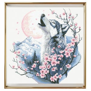 Puede incluir: Un lobo gris aúlla a una luna rosa, rodeado de un cerezo en flor. El lobo está en primer plano, con la luna y las montañas en el fondo.