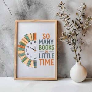 Op de afbeelding: Een ingelijste print met een licht houten frame. De print toont een klokontwerp gemaakt van boeken, met de tekst "SO MANY BOOKS - SO LITTLE TIME" in oranje en groen. De wijzers van de klok staan op 10:00 uur.