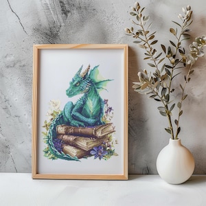 Pode incluir: Um desenho de ponto cruz enquadrado com um dragão verde sentado em uma pilha de livros antigos. O dragão tem um design detalhado com escamas e um focinho pontudo. Os livros são marrons e têm uma aparência desgastada. O fundo é branco.