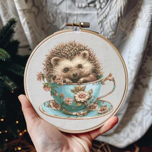 Motif hérisson au point de croix Téléchargement instantané en PDF - hérisson dans une tasse de thé aquarelle point de croix broderie animal dans une tasse vintage