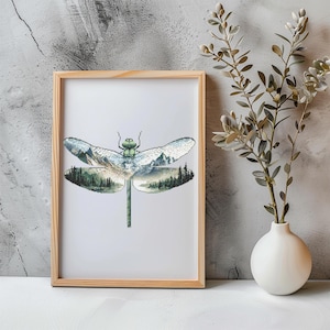 Pode incluir: Uma impressão artística emoldurada com um desenho de libélula. As asas da libélula exibem uma paisagem de montanha e floresta. A obra de arte está emoldurada em uma moldura de madeira marrom clara, em um fundo cinza neutro.