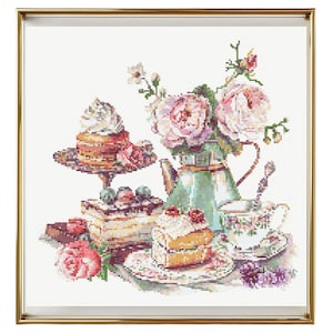 Puede incluir: Un patrón de punto de cruz que representa una naturaleza muerta con una tetera, un plato de pasteles y un ramo de rosas rosas. La tetera es verde y tiene un diseño floral. Los pasteles están en un plato blanco con un diseño floral. Las rosas están en un jarrón con un diseño floral.