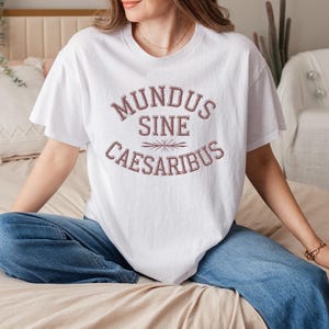 A World Without Caesars Tee, Mundus Sine Caesaribus Shirt, Latin Quote Apparel, Roman History Gift, Ancient Philosophy T-Shirt