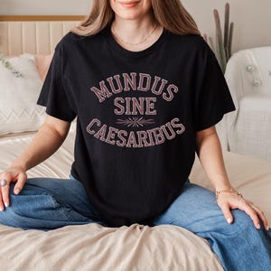 A World Without Caesars Tee, Mundus Sine Caesaribus Shirt, Latin Quote Apparel, Roman History Gift, Ancient Philosophy T-Shirt