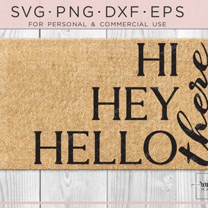 Puede incluir: Una alfombra de bienvenida marrón con las palabras "Hi", "Hey" y "Hello" escritas en letra cursiva negra. La palabra "there" está escrita verticalmente en letra cursiva a la derecha de las otras palabras.