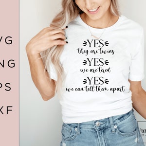 Może przedstawiać: Biała koszulka z czarnym tekstem, kt&oacute;ry brzmi "YES= they are twins YES= we are tired YES= we can tell them apart".