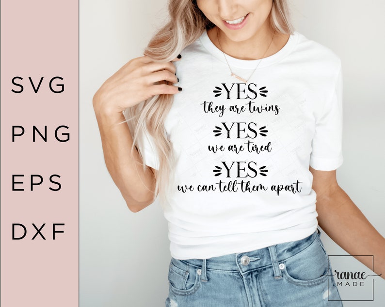 Może przedstawiać: Biała koszulka z czarnym tekstem, kt&oacute;ry brzmi "YES= they are twins YES= we are tired YES= we can tell them apart".