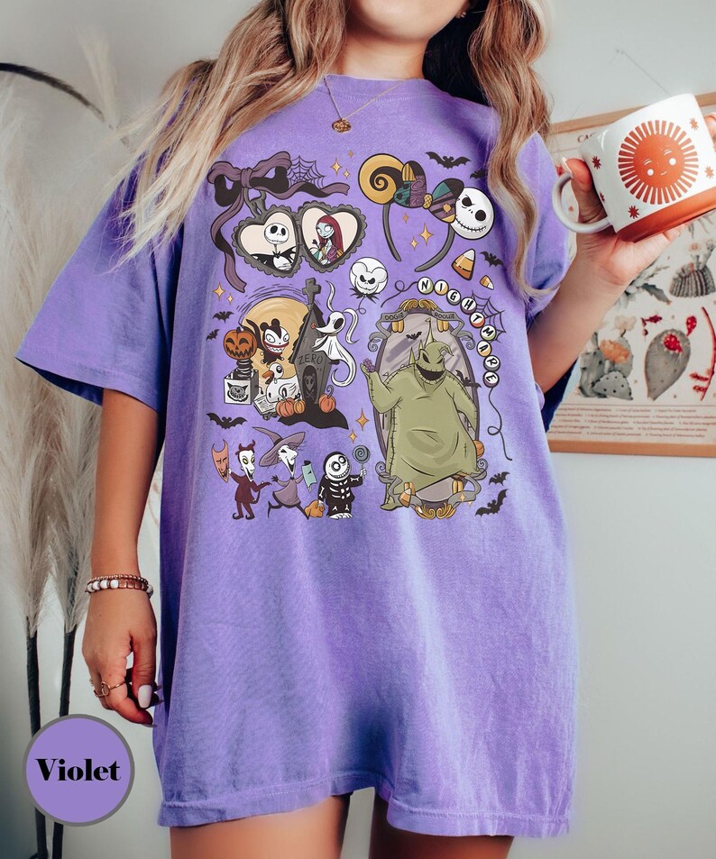 Op de afbeelding: Violetkleurig T-shirt met een grafisch ontwerp met personages uit "The Nightmare Before Christmas". Het ontwerp bevat Jack Skellington, Sally, Oogie Boogie en andere elementen uit de film. Het shirt heeft een comfortabele, oversized pasvorm.