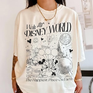 Pu&ograve; includere: Un set di tre tazze in ceramica con finitura opaca e macchiettata. Le tazze sono nei toni del crema, grigio chiaro e grigio scuro. Ogni tazza ha un design semplice e minimalista e un manico arrotondato.