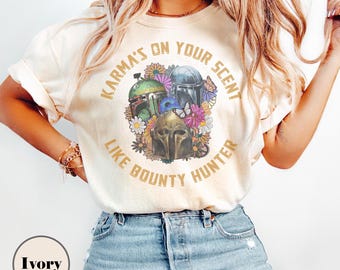 Camisa retro floral de Star Wars con colores cómodos y mandalorianos. El karma te acompaña como un cazarrecompensas. Viaje familiar a Disneyland Galaxy's Edge.
