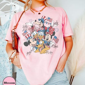 Peut inclure: Panneau en bois rustique avec l'inscription "Welcome to our home" en lettres blanches. Le panneau pr&eacute;sente une finition vieillie et un design simple et accueillant, id&eacute;al pour la d&eacute;coration d'entr&eacute;e.