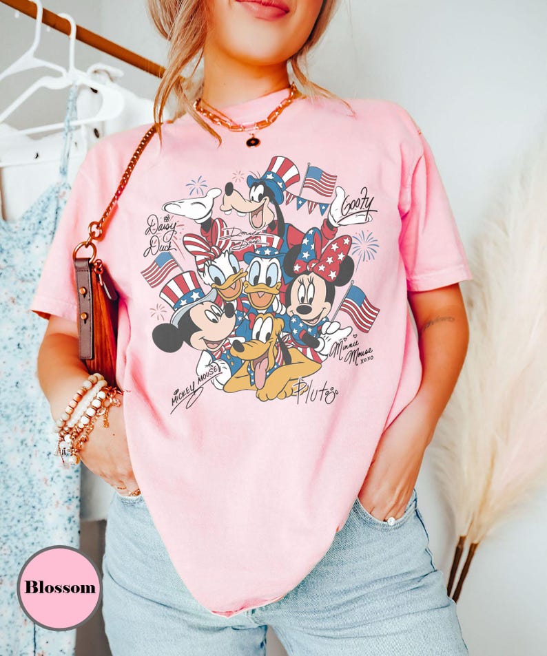 Peut inclure: Panneau en bois rustique avec l'inscription "Welcome to our home" en lettres blanches. Le panneau pr&eacute;sente une finition vieillie et un design simple et accueillant, id&eacute;al pour la d&eacute;coration d'entr&eacute;e.