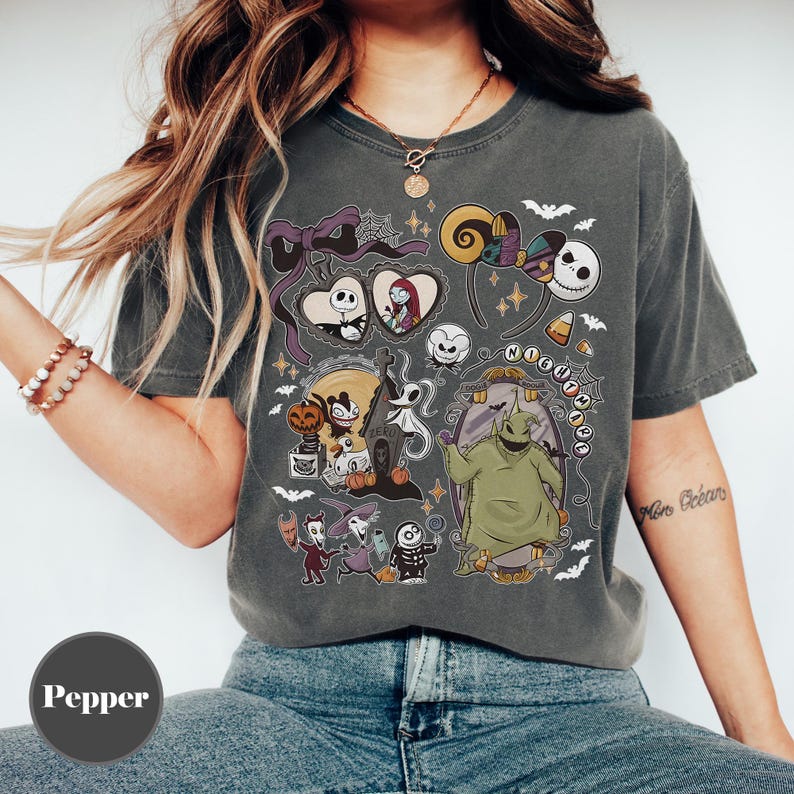 Op de afbeelding: Donkergrijs T-shirt met een collage van personages en elementen uit "The Nightmare Before Christmas". Het ontwerp bevat Jack Skellington, Sally, Zero, Oogie Boogie en andere iconische beelden. Het shirt heeft een vintage, licht vervaagde uitstraling.