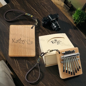 Mini piano de pulgar Kalimba de 8 teclas con grabado personalizado, juguete de piano de madera para dedos en caja de regalo, regalo ideal para amantes de la música y principiantes, juguetes para niños