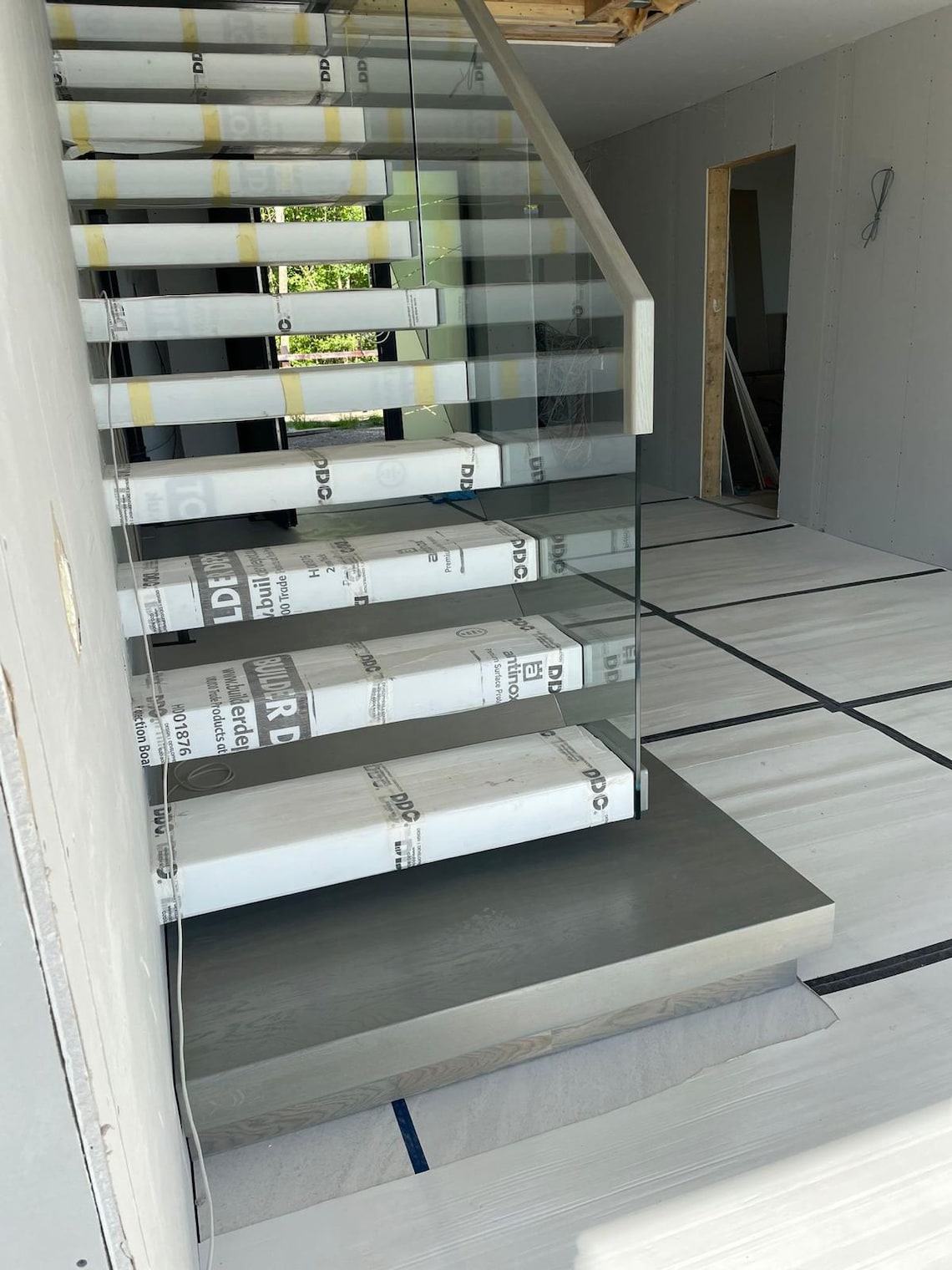 Floating / Cantilever Stairs, Oak Treads & Glass Balustrade, Floating ...
