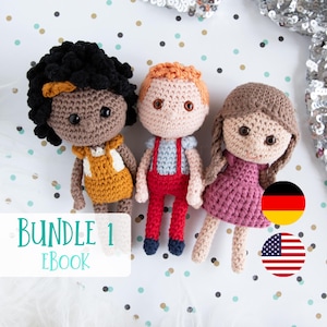 Könnte beinhalten: Ein Häkelpuppen-Set mit drei Puppen, eine mit brauner Haut, eine mit roten Haaren und eine mit braunen Haaren. Die Puppen tragen verschiedene Outfits und stehen auf einem weißen Hintergrund mit bunten Punkten. Der Text "Bundle 1 eBook" ist in der linken unteren Ecke des Bildes sichtbar.