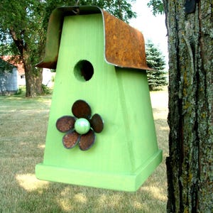 Metal Flower Art Birdhouse: Rustic Garden Outdoor Decor zdjęcie 1