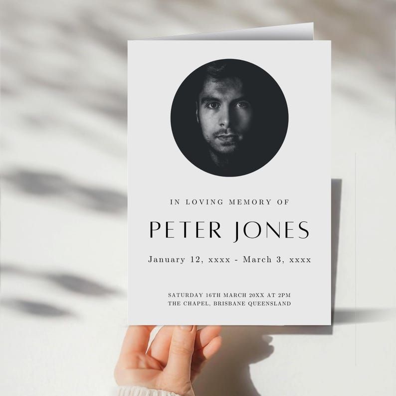 Puede incluir: Tarjeta de condolencias en blanco y negro con una foto de un hombre en un c&iacute;rculo. El texto dice "En memoria cari&ntilde;osa de Peter Jones, 12 de enero de xxxx - 3 de marzo de xxxx. S&aacute;bado 16 de marzo de 20xx a las 2:00 p. m., The Chapel, Brisbane Queensland."