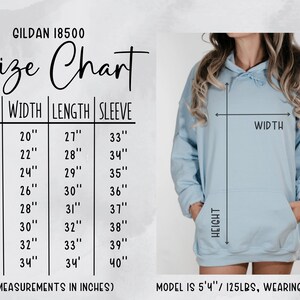 Puede incluir: Tabla de tallas para sudaderas con capucha Gildan 18500, que muestra las medidas de ancho, largo y manga en pulgadas para las tallas S a 5XL. Una modelo lleva una sudadera con capucha talla XL.