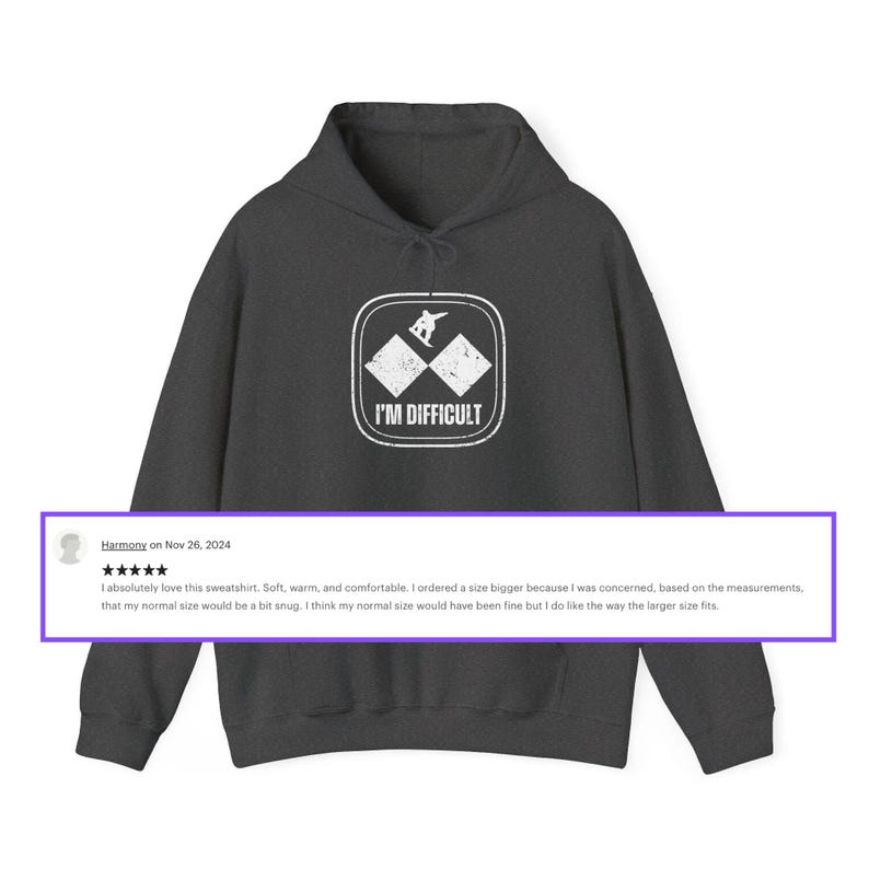 Puede incluir: Una sudadera con capucha gris oscuro con un gr&aacute;fico blanco de un esquiador en un diamante doble con el texto "I'M DIFFICULT". La sudadera tiene una calificaci&oacute;n de cinco estrellas y una rese&ntilde;a que dice "Me encanta esta sudadera. Suave, c&aacute;lida y c&oacute;moda. Ped&iacute; una talla m&aacute;s grande porque estaba preocupado, seg&uacute;n las medidas, de que mi talla normal fuera un poco ajustada. Creo que mi talla normal habr&iacute;a estado bien, pero me gusta c&oacute;mo queda la talla m&aacute;s grande."