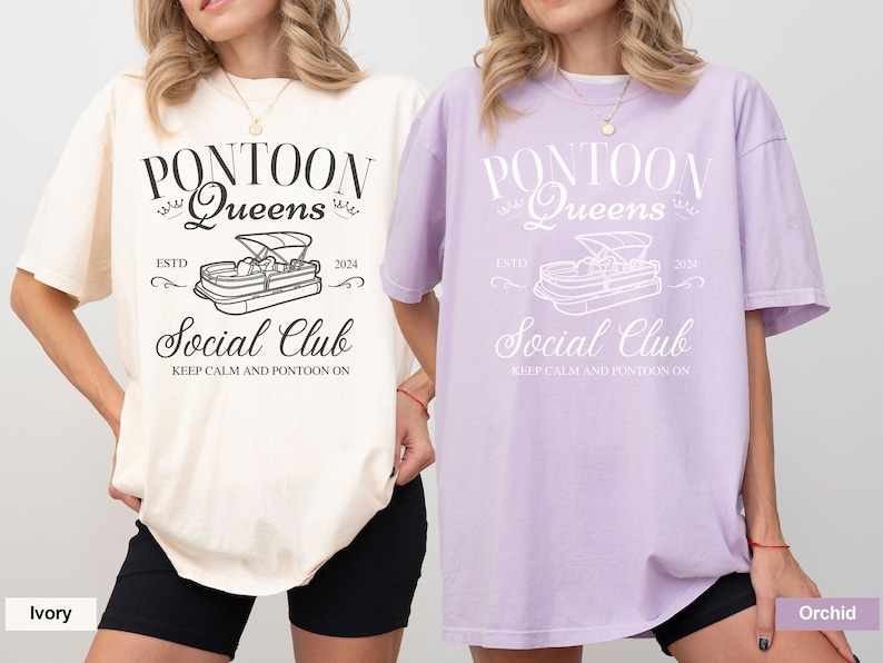 Pu&ograve; includere: Due t-shirt oversize con un design grafico di una barca ponton e il testo "Pontoon Queens Social Club Est. 2024 Keep Calm and Pontoon On". La maglietta a sinistra &egrave; avorio e la maglietta a destra &egrave; orchidea.