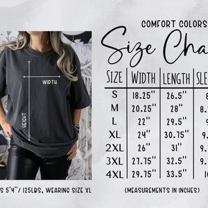 Pu&ograve; includere: Tabella delle taglie per una t-shirt con misure in pollici per le taglie dalla S alla 4XL. La tabella mostra la larghezza, la lunghezza e la lunghezza della manica. La modella indossa la taglia XL.