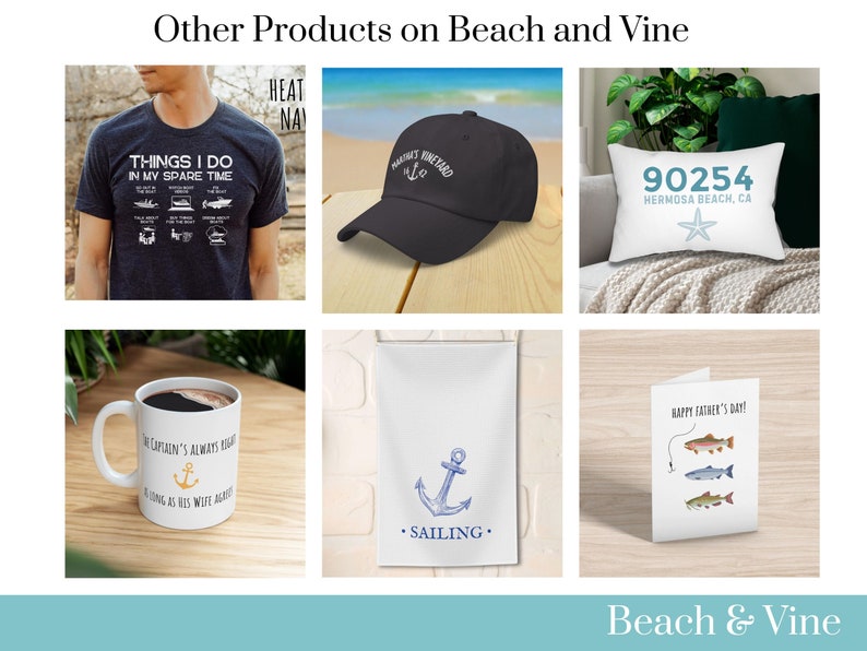Pu&ograve; includere: Una collezione di prodotti a tema nautico. I prodotti includono una t-shirt con un elenco di cose da fare nel tempo libero, un berretto da baseball nero con la scritta "Vineyard" su di esso, un cuscino bianco con la scritta "90254 Hermosa Beach, CA" e una stella marina, una tazza da caff&egrave; bianca con un'ancora e la scritta "The Captain's Always Right...As Long As His Wife Agrees", un asciugamano da t&egrave; bianco con un'ancora blu e la scritta "Sailing", e un biglietto d'auguri con la scritta "Happy Father's Day!" e una lenza da pesca con tre pesci.