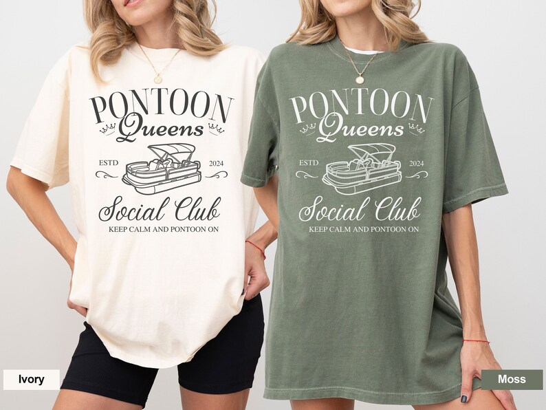 Pu&ograve; includere: Due t-shirt da donna in avorio e verde muschio con un design grafico di una barca ponton e il testo "Pontoon Queens Social Club Est. 2024 Keep Calm and Pontoon On."