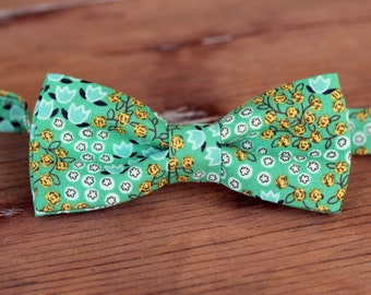 Men's casual green bow tie with tiny white and yellow flowers, groomsman tie, tie for wedding