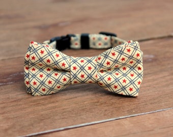 Pajarita y collar de gato patriótico, pajarita de algodón con diseño de gatito del Día de la Independencia con estrellas, rayas azules, crema y rojo, correa de cuello ajustable con cierre de seguridad.