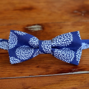 Mens Bow Tie - White Mumms on Cobalt Blue Woven Cotton men&#39;s ties - bowtie for men teen boys - pre tied and adjustable - wedding - gift