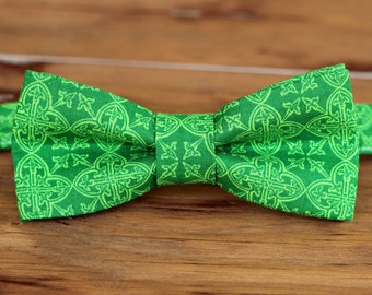 Mens Irish Green Bow Tie - mens cotton St. Patricks Day Gaelic bowtie - bow tie for man, teen boy - Christmas bow tie - gift tie for him