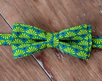 Mens blue green medallion print bow tie, teal cotton bowtie for men, mans tie, men's wedding bow tie, pre-tied adjustable, father's day